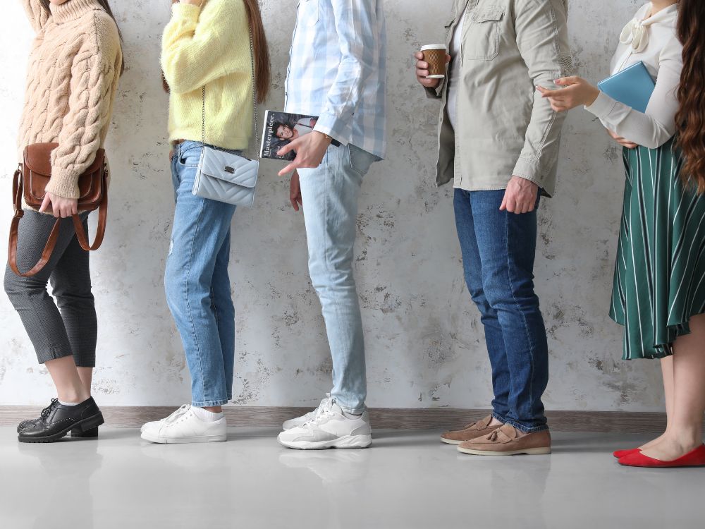 Pessoas em pé aguardando atendimento, situação comum que pode ser evitada com uma boa layoutização de loja e gestão eficiente de filas.