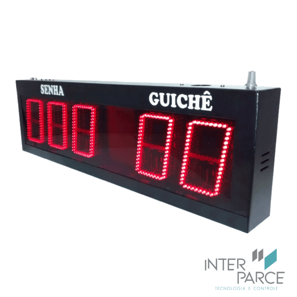 Painel eletrônico de senhas com visor LED vermelho da Inter Parce, exibição de senha e guichê, ideal para clínicas, cartórios e órgãos públicos.