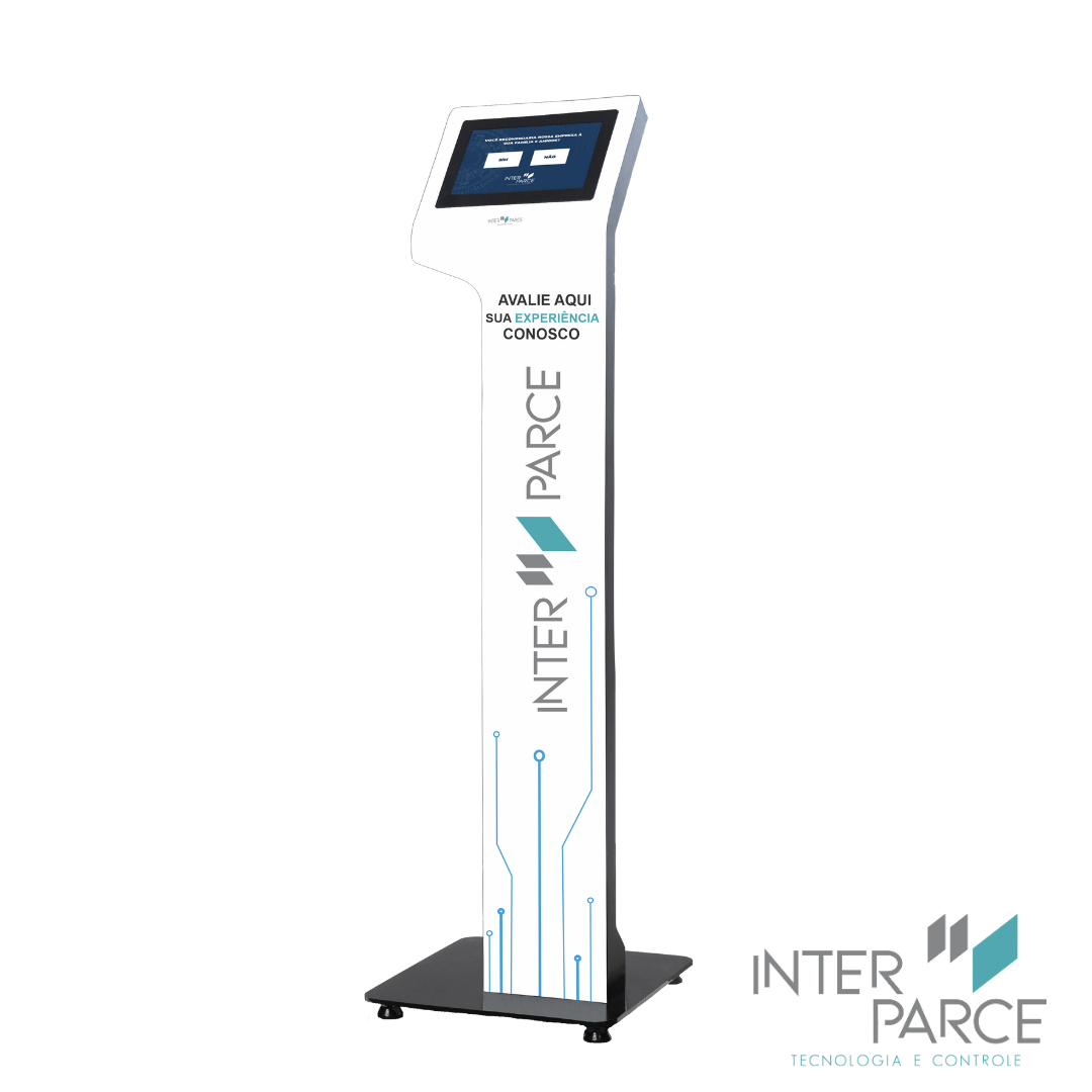 Totem branco digital da Inter Parce com tela de 10”, estrutura metálica e base preta, usado para coleta de feedback em comércios e restaurantes.