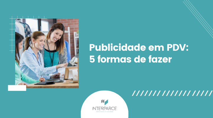Arte gráfica com equipe de vendas em atendimento e título publicidade em PDV: 5 formas de fazer em destaque no layout.