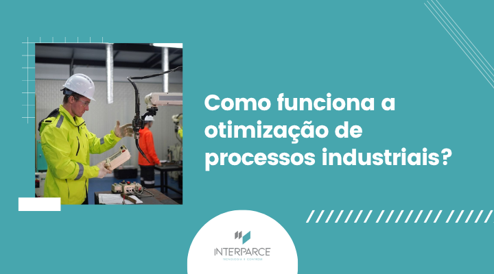 Técnico operando robô industrial durante demonstração de como funciona a otimização de processos industriais, aplicando automação e análise para melhorar a produtividade.
