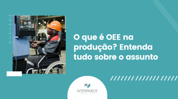 Operador em cadeira de rodas utilizando painel de controle em ambiente industrial com destaque para o tema “O que é OEE na produção” e logotipo da InterParce.
