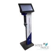 Totem de Apontamento de Produção com tela touchscreen e leitor de código de barras, ideal para controle operacional em ambientes industriais.