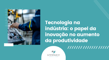 Painel de controle industrial em operação, ilustrando a integração de sistemas, dados e automação na Tecnologia na indústria aplicada à produtividade.